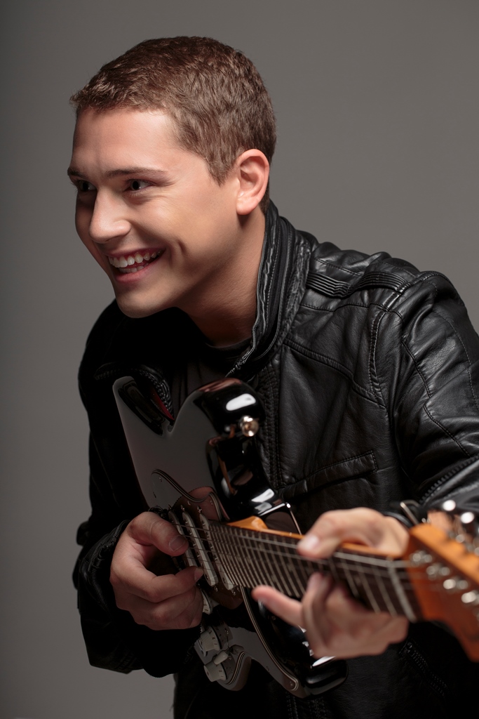 CRIS CAB sbarca per la prima volta a Milano per presentare il suo singolo "Liar Liar"
