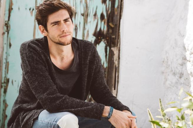 ALVARO SOLER: Il cantautore giramondo domani sera ospite della Semifinale di THE VOICE OF ITALY