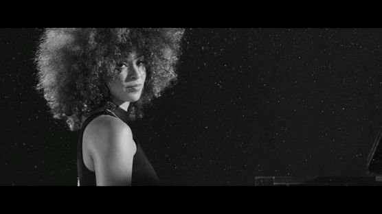 Ecco l'affascinante video di "6 8", il nuovo singolo di Kandace Springs