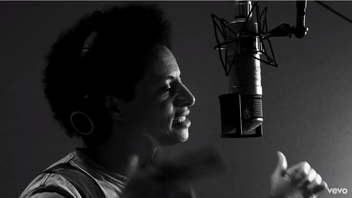 José James tributa un omaggio all'ottantenne moto della black Music Bill Withers: guarda il trailer!