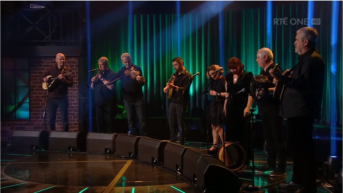 Dervish dal vivo sul palco di RTÉ per una emozionante versione di "Down By The Sally Garden"
