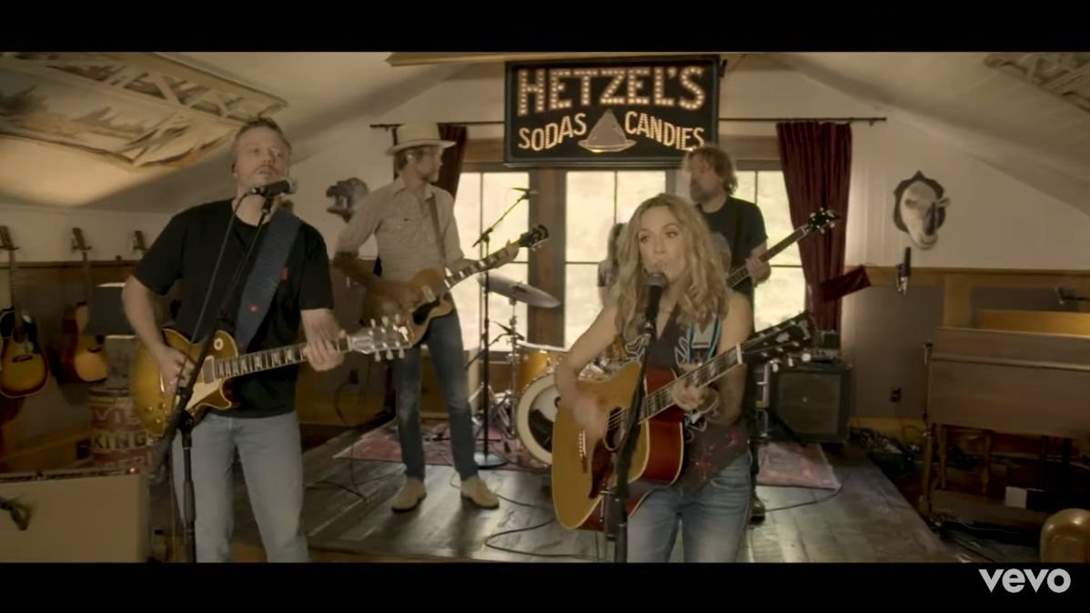 Sheryl Crow: nuovo video sulle note di "Everything Is Broken" di Bob Dylan