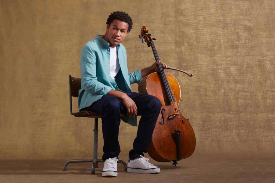 Sheku Kanneh-Mason è il primo violoncellista a raggiungere la TOP 10 della classifica inglese