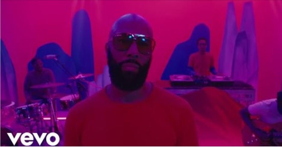 La musica di Common si tinge di jazz in 'A Riot in My Mind': l'introduzione si basa sull'immortale ''Round Midnight" di Thelonious Monk
