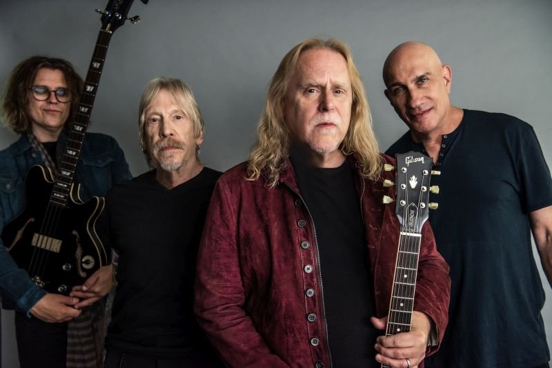 “… abbiamo potuto spegnere il cervello e smettere di pensare per suonare semplicemente blues." Guarda la video intervista con Warren Haynes!