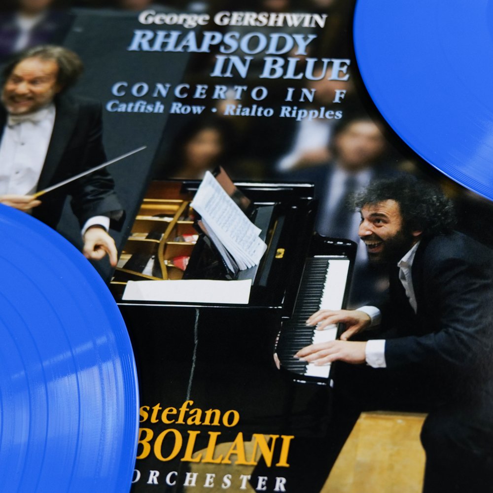 STEFANO BOLLANI: RAPSODIA IN BLU. PARTE IL PREORDINE DELLA VERSIONE IN VINILE BLU LIMITATA E NUMERATA