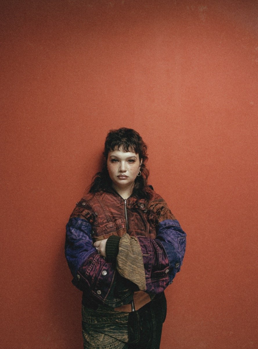 Lola Young: conquista le classifiche con Messy, singolo estratto dall’album This Wasn’t Meant For You Anyway