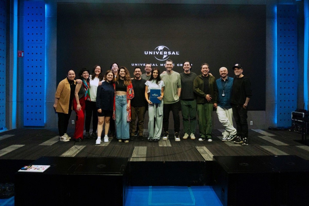 Elettra Lamborghini firma con Universal Music México: parte la sua nuova era internazionale