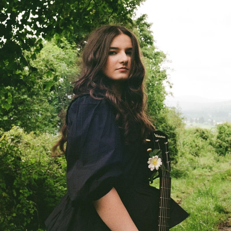 La chitarrista e cantante folk blues Muireann Bradley annuncia il suo nuovo EP "Rose Dogs"  svelando un nuovo singolo