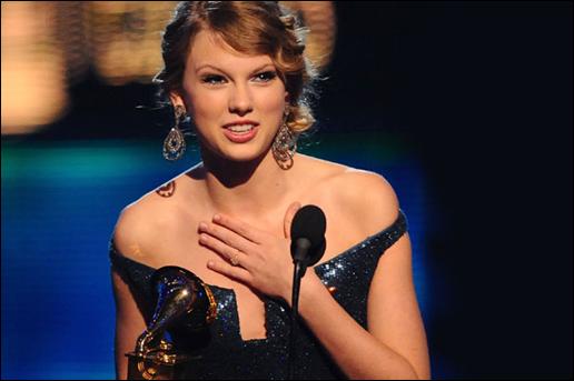 TAYLOR SWIFT PREMIATA CON 4 GRAMMY AWARDS