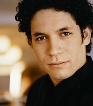 Gustavo Dudamel dirige il concerto per il decennale dell'Accademia di Canto della Scala
