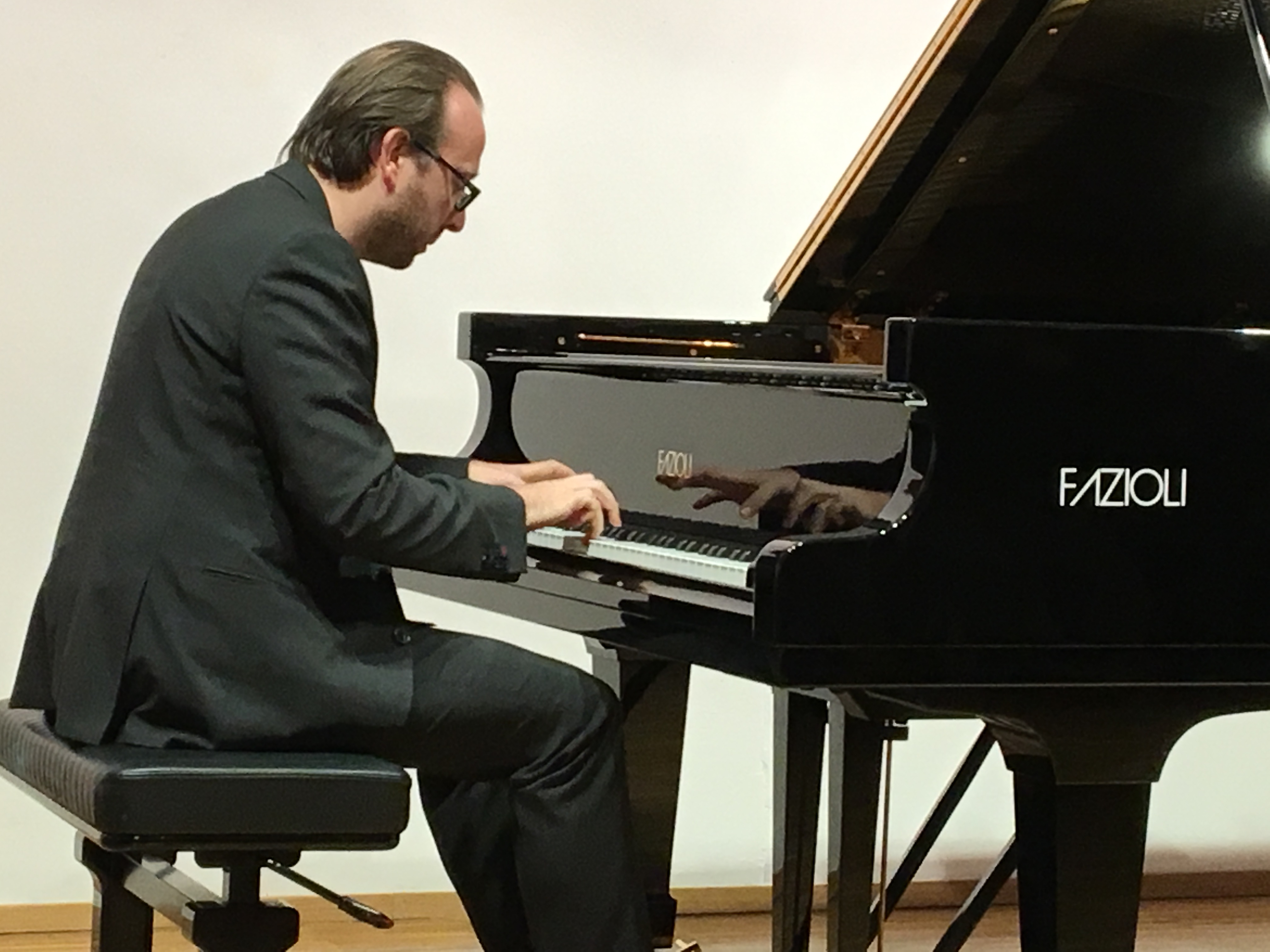 Roberto prosseda ieri Live al Mac